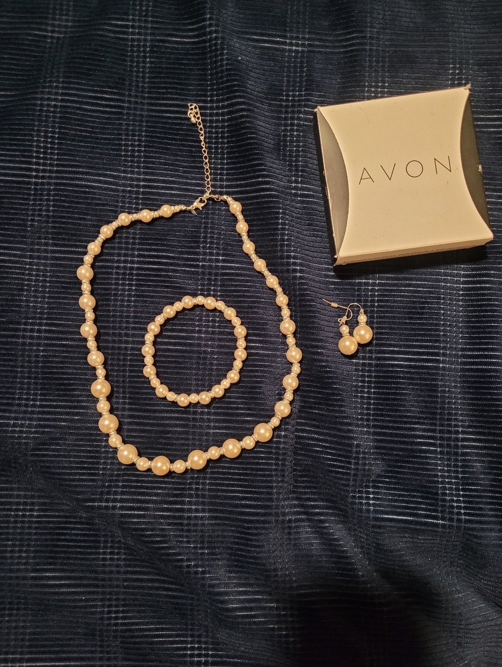 Avon Vintage White Pearl Necklace, Bracelet & Drop Earrings Set